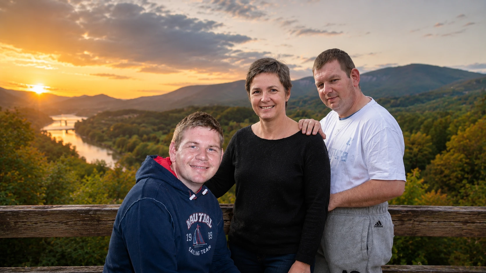 Christian mit seiner Mutter und seinem Bruder an einem Aussichtspunkt über dem Flusstal, im Abendlicht